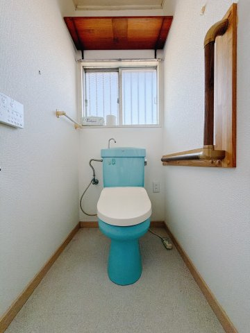 【中古戸建】深谷市人見のトイレ|■トイレ｜自然光が入る落ち着いた空間です。ついつい長居してしまいますね♪
