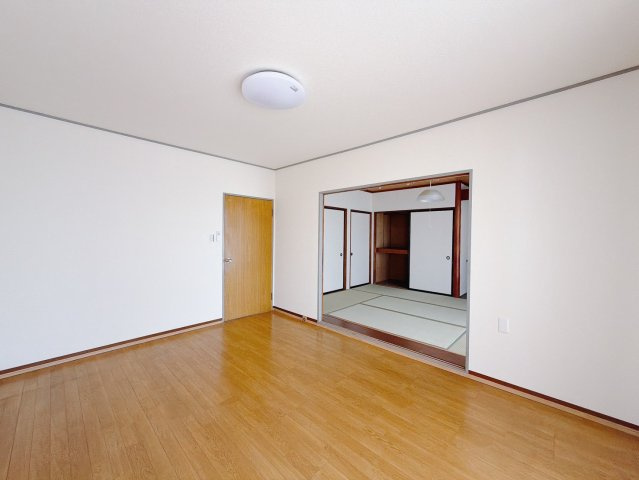 【中古戸建】深谷市人見の洋室|■洋室｜家族でゆったりくつろげる、居心地の良い空間♪賃貸と違って、テレビや音楽の音を気にしなくて良いことが嬉しいですね(*＾＾*)