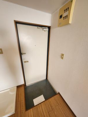 エステート三条ビルの玄関