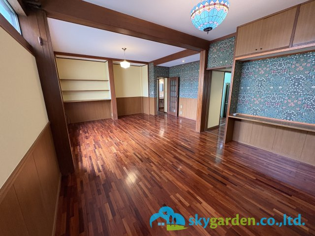 逗子市小坪６丁目　中古戸建の居間・リビング|ノスタルジックな造りのリビングダイニング