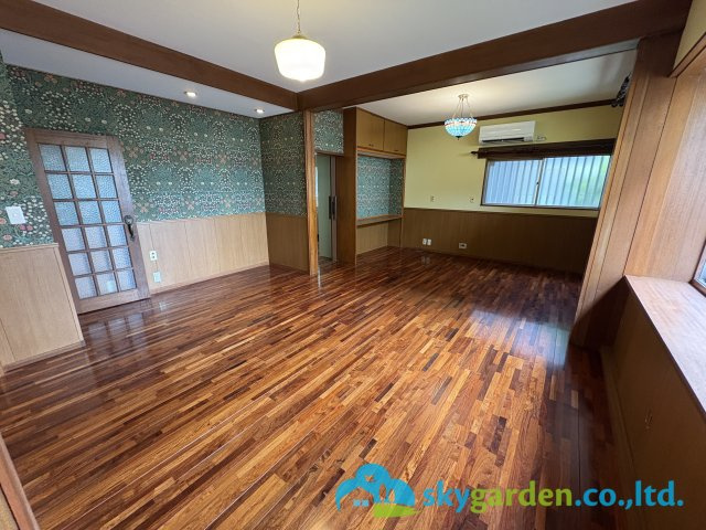 逗子市小坪６丁目　中古戸建の居間・リビング|ノスタルジックな造りのリビングダイニング