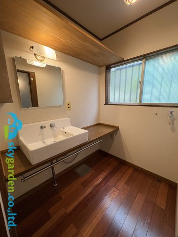 逗子市小坪６丁目　中古戸建の独立洗面台|昭和ノスタルジックな雰囲気がイイですね