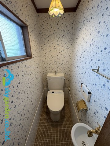 逗子市小坪６丁目　中古戸建のトイレ|2階のトイレ
素敵なステンドグラス照明が印象的