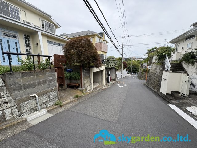 逗子市小坪６丁目　中古戸建の前面道路含む現地写真|前面道路含む現地写真です