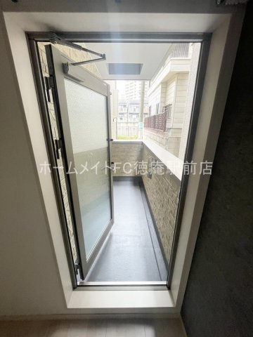 大阪市城東区放出西３丁目のアパートのバルコニー