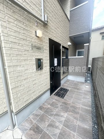 大阪市城東区放出西３丁目のアパートのエントランス