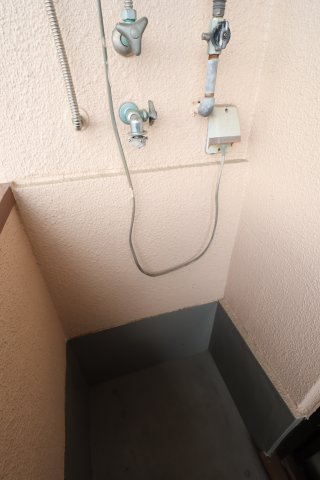 【設備】 | 川辺ビル | 室外洗濯機置き場