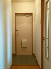 収納もある玄関です