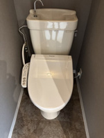 落ち着いた色調のトイレです