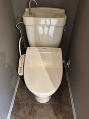 落ち着いた色調のトイレです