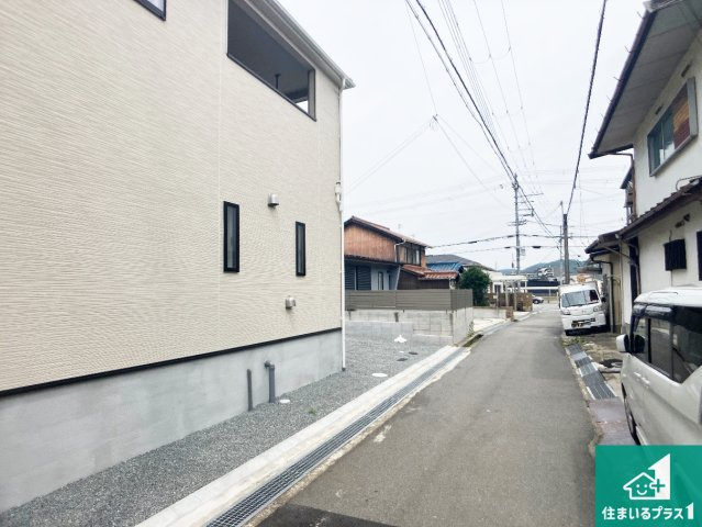 姫路市庄田　第3期　新築一戸建ての前面道路含む現地写真|周辺は閑静な住宅街！前面道路広々で車の出し入れも便利です。駐車が苦手な方でも安心して車庫入れできます！