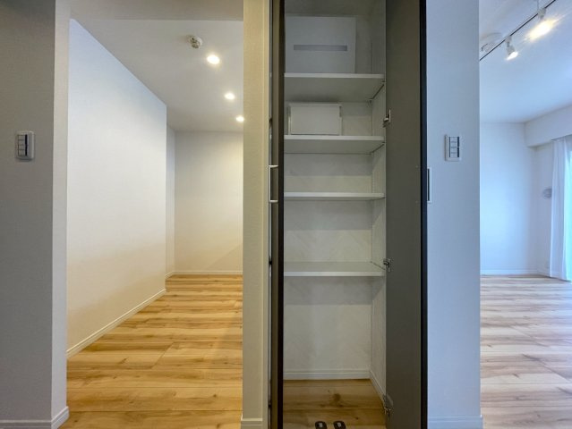 相鉄マニア必見！！電車と共にある生活がココなら実現！！鍵がないと動かないエレベーターはホテルレベルのセキュリティー！！見て分かる住居性の良さも◎な、『クリオ上星川』リノベーションの収納|ちょっとした収納スペースも充実しています