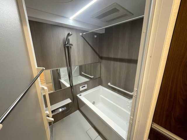 相鉄マニア必見！！電車と共にある生活がココなら実現！！鍵がないと動かないエレベーターはホテルレベルのセキュリティー！！見て分かる住居性の良さも◎な、『クリオ上星川』リノベーションの浴室|日々の暮らしに欠かせないお風呂です