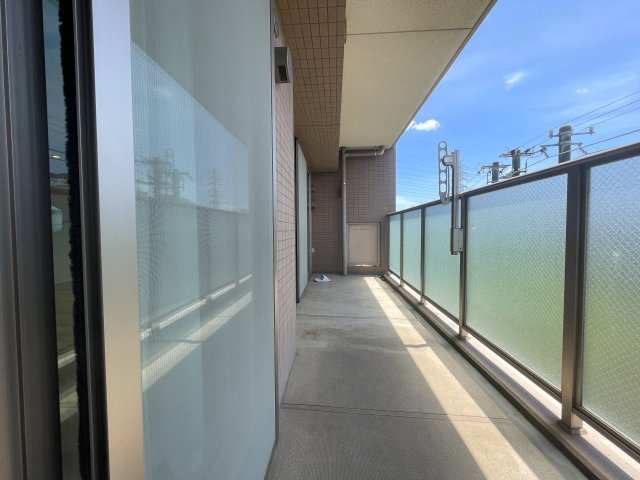 相鉄マニア必見！！電車と共にある生活がココなら実現！！鍵がないと動かないエレベーターはホテルレベルのセキュリティー！！見て分かる住居性の良さも◎な、『クリオ上星川』リノベーションのバルコニー|バルコニーからの眺めを楽しみながら食事をしませんか