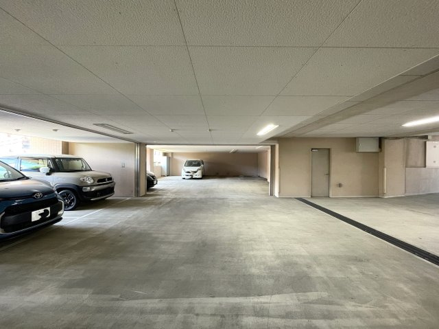 相鉄マニア必見！！電車と共にある生活がココなら実現！！鍵がないと動かないエレベーターはホテルレベルのセキュリティー！！見て分かる住居性の良さも◎な、『クリオ上星川』リノベーションの駐車場|駐車場に車を止められます