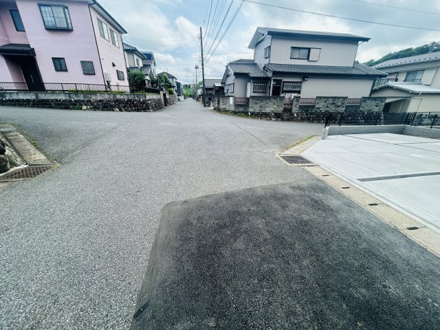 千葉市若葉区加曽利町２期の前面道路含む現地写真