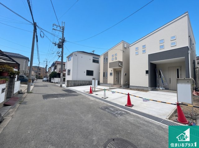 尼崎市東園田町　第29期　新築一戸建ての前面道路含む現地写真|周辺は閑静な住宅街！前面道路広々で車の出し入れも便利です。駐車が苦手な方でも安心して車庫入れできます！
