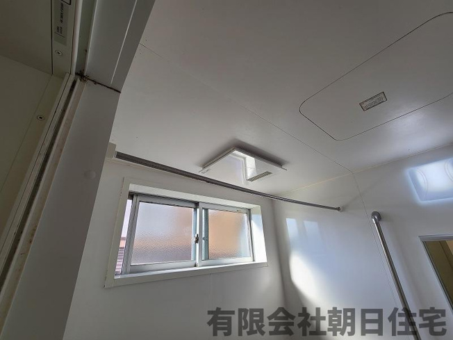 【浴室】 | 玉湯町玉造中古戸建 | 窓もあり、明るく換気もできます
