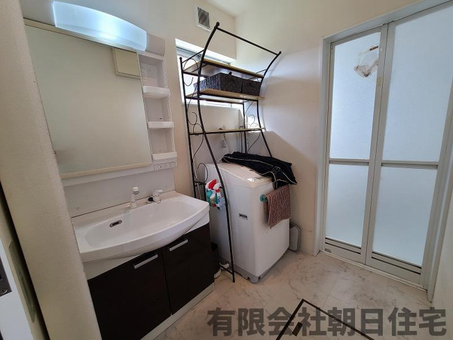 【脱衣所】 | 玉湯町玉造中古戸建 | 窓もあり明るく換気もしっかりできる脱衣所です