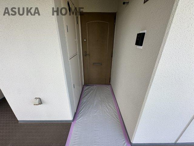 コスモ戸塚リベラヒルズB棟の玄関|アルコープ付きの玄関です。プライベート性が高く扉が廊下に飛び出ないので安全性も◎