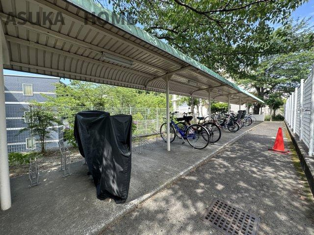 コスモ戸塚リベラヒルズB棟の駐輪場|屋根付きの駐輪場です。大切な自転車を雨や錆などから守ってくれますね。
