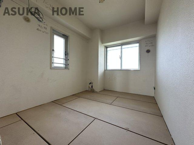 コスモ戸塚リベラヒルズB棟の和室|廊下側のお部屋は吹き抜けに面した明るいお部屋です。居心地◎なのでお子様部屋にも良さそうですよ。