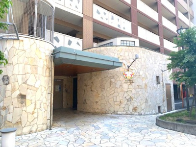  | シルフィード松原 | 住まう方を迎え入れる美しいエントランス！鉄筋コンクリート造13階建てのマンションです。