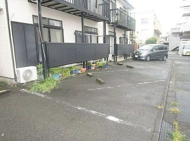 桜ハイツの駐車場