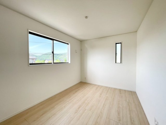 長野市松代町松代第９の洋室|日当たり風通しともに良好！明るく朝を迎えられるつくりになっています♪　１号棟