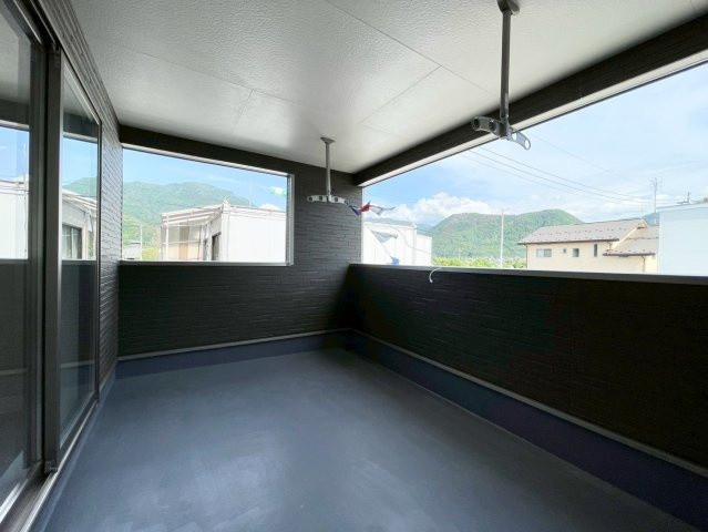 長野市松代町松代第９のバルコニー|日当たり良好な広いバルコニー！洗濯物の出し入れなど楽々できちゃいます♪　１号棟