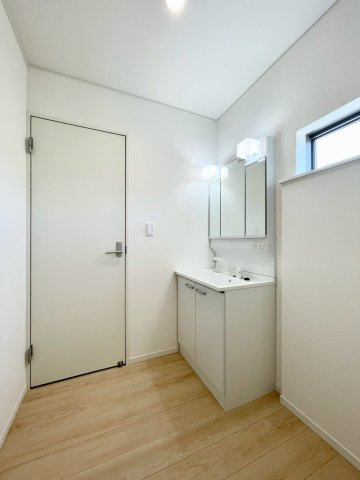 長野市松代町松代第９の独立洗面台|洗濯機を置いても余裕の広さ！鏡の裏には収納スペース付き！　１号棟