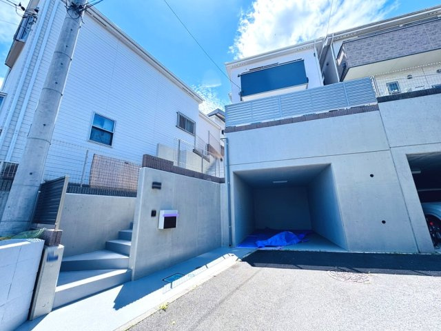 【外観】 | 和光市下新倉4丁目　中古一戸建住宅（成増店） | バルコニーフェンス交換済み、屋根・外観も塗装され綺麗な外装です♪