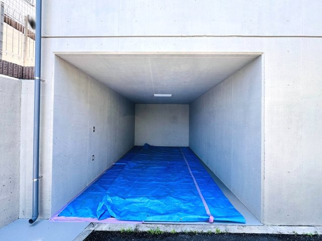 【駐車場】 | 和光市下新倉4丁目　中古一戸建住宅（成増店） | 鉄筋コンクリート造の地下式車庫が大切なお車を風雨や直射日光から守ります。