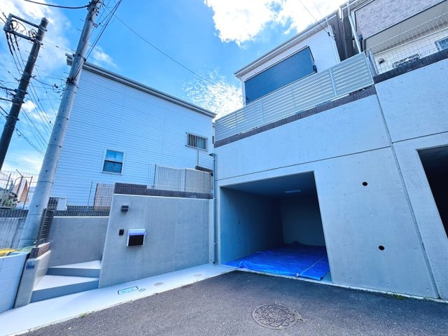 【外観】 | 和光市下新倉4丁目　中古一戸建住宅（成増店） | 玄関には大容量のシューズクローク♪靴で散らかりがちな玄関をスッキリ収納できます。