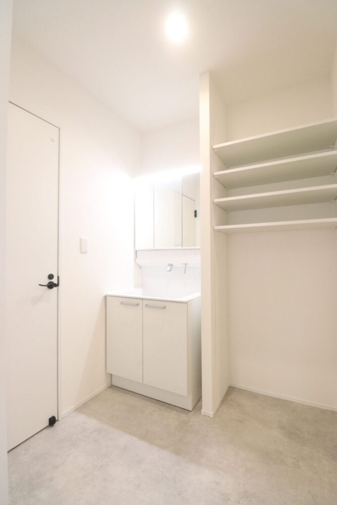 LAVIE土居田2601Bの独立洗面台|【施工例】注文住宅でも人気の3面鏡を採用！ミラー裏に収納でき、生活感なくすっきり。室内物干し完備で雨の日のお洗濯も楽々♪