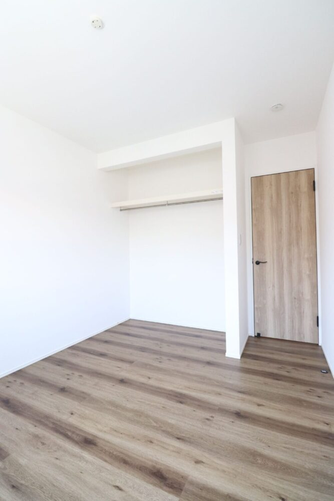 LAVIE土居田2601Bの洋室|2階には洋室が4部屋あり、それぞれちょうど良い広さを確保しています。 5.2帖が3部屋、6帖が1部屋で、全室ハンガーパイプ収納付き♪ 6帖のお部屋は主寝室にもぴったりで、バルコニーに出られます。