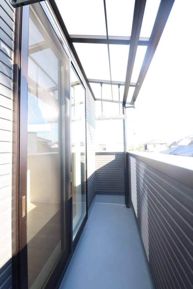 LAVIE土居田2601Bのバルコニー|【施工例】南向きの屋根付きバルコニーは日当たり良好で雨の日も安心♪