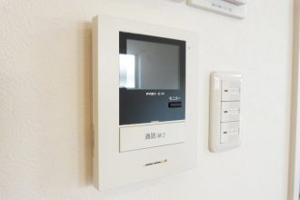 LAVIE土居田2601Bの防犯設備|TVモニター付きインターホン＊訪問者のお顔をカラーモニターで確認できます。不在時も来訪者をカラー画面と音声でしっかり録画しますので、防犯対策にも活躍します。