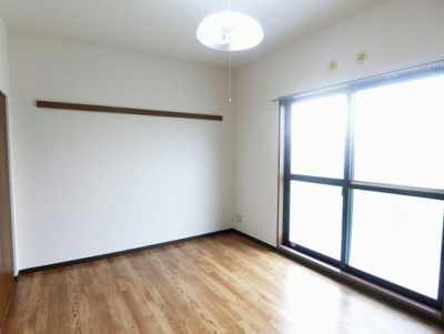 【洋室】 | ホワイトエレガンスⅡ | ※参考写真※南向き洋室7帖☆バルコニーに繋がるお部屋です！洋室なのでお手入れもラクラク～♪
