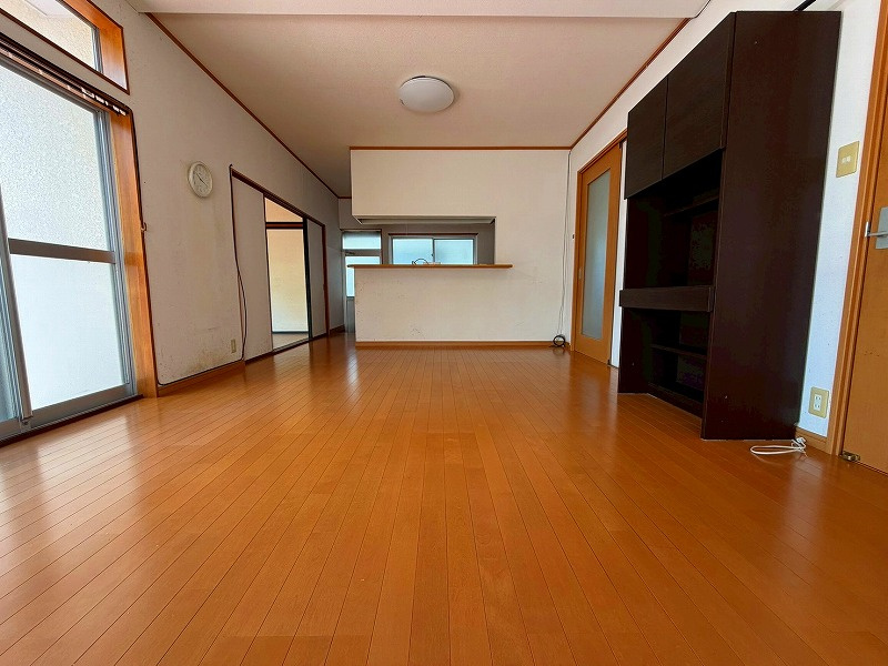 米子市富益町中古戸建の居間・リビング|リビングもとても広々としており、大型家具の配置も自由自在です♪
またゲストも招きやすいです〇