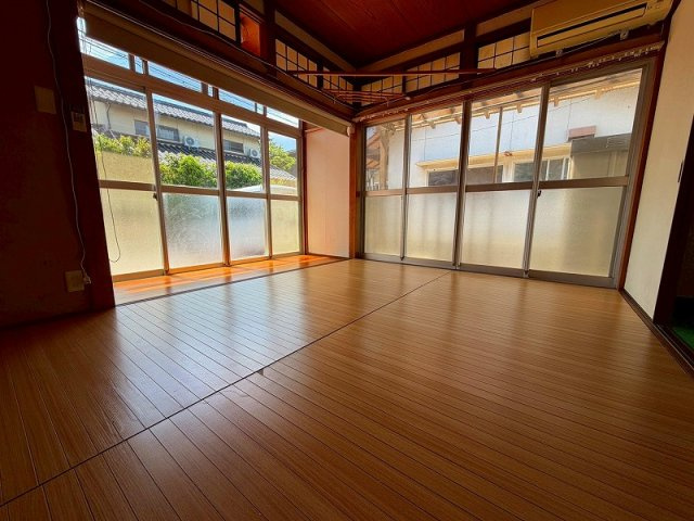 米子市富益町中古戸建の和室|1階6帖和室となっております。
陽当たり良好です。
