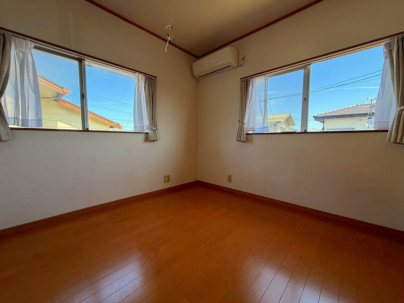 米子市富益町中古戸建の洋室|2階洋室4.5帖となります。
エアコンは残置物となります。