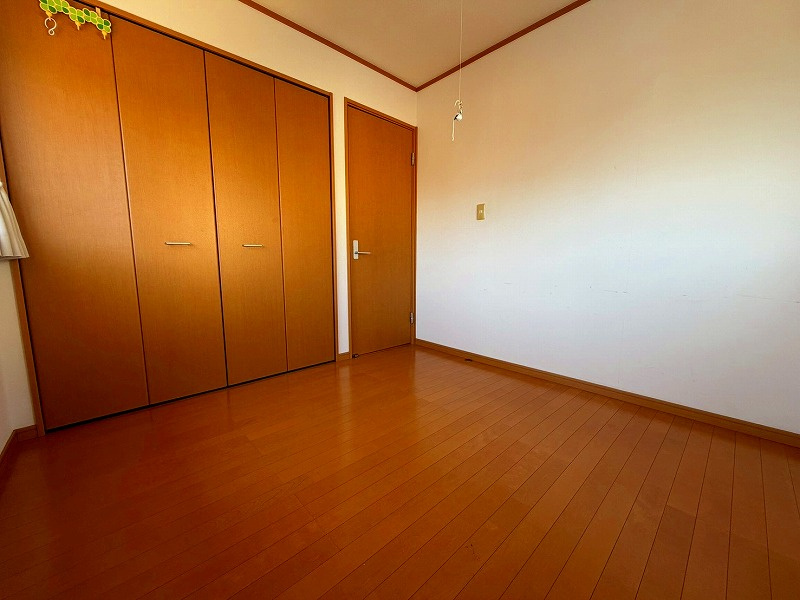 米子市富益町中古戸建の洋室|2階洋室4.5帖となります。
収納スペースもございます〇