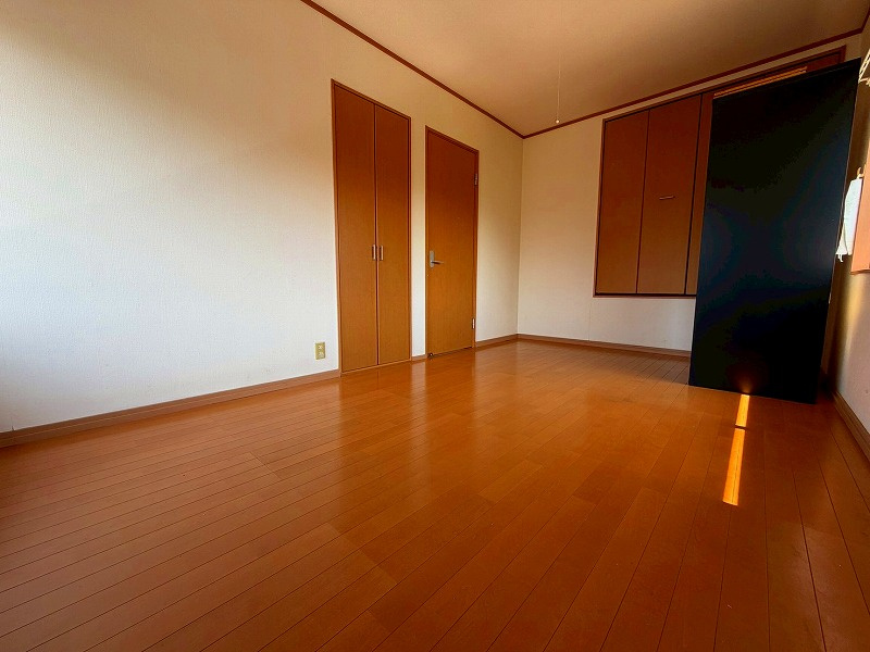 米子市富益町中古戸建の洋室|2階洋室7.5帖となります。
収納スペースもしっかりございます。