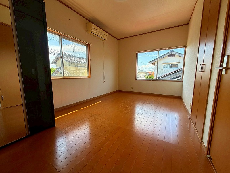 米子市富益町中古戸建の洋室|2階洋室7.5帖となります。
エアコンは残置物になります。