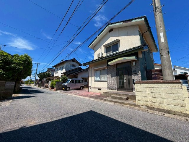 米子市富益町中古戸建の外観|造作物の小屋がございます〇駐輪スペースとして利用できます♪
敷地内電柱有。