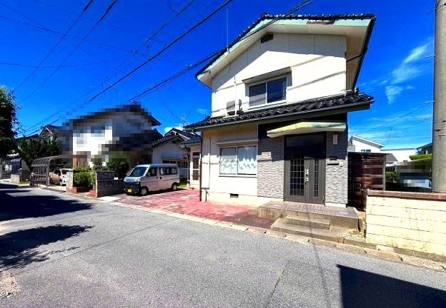 米子市富益町中古戸建の前面道路含む現地写真|アクセス便利な立地となっております。
スーパーやコンビニが近隣にございます。更に小学校も近く嬉しい点がたくさんです♪