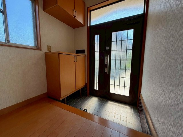 米子市富益町中古戸建の玄関|光が良く差し込む玄関となります。