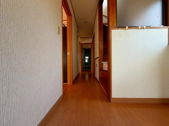 米子市富益町中古戸建の内装|ホールになります。
階段下収納もございます〇