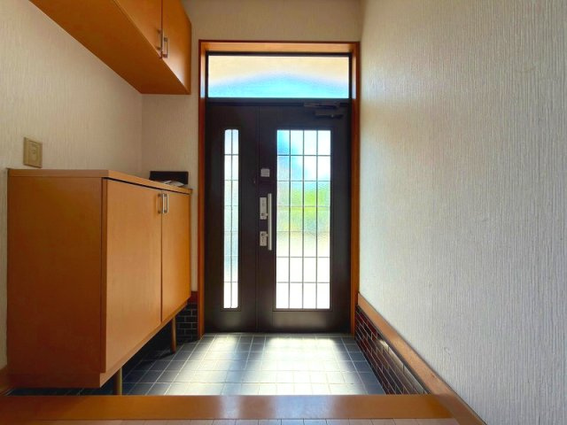 米子市富益町中古戸建の玄関|光が良く差し込む玄関となります。